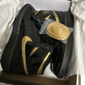 Brand new retro jordan 1 high black metallic gold 5.5 kids